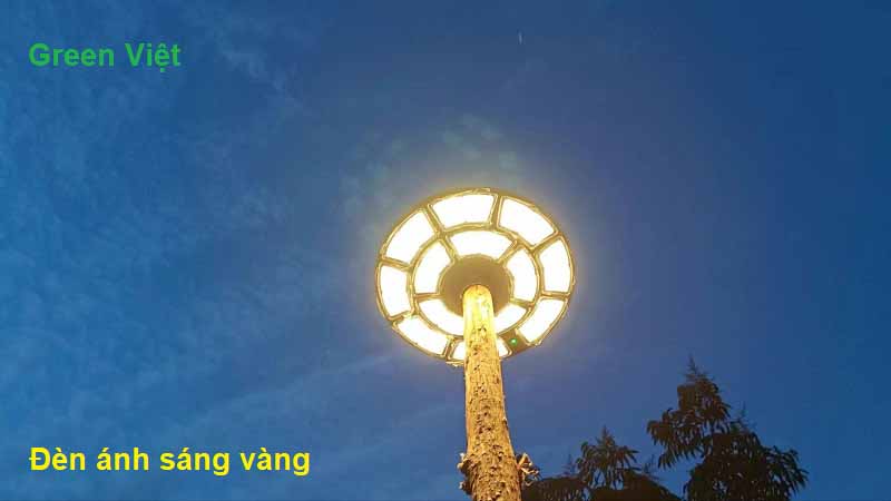 Đèn năng lượng mặt trời ánh sáng vàng den-tru-nang-luong-mat-troi-500w-tufo-anh-sang-vang