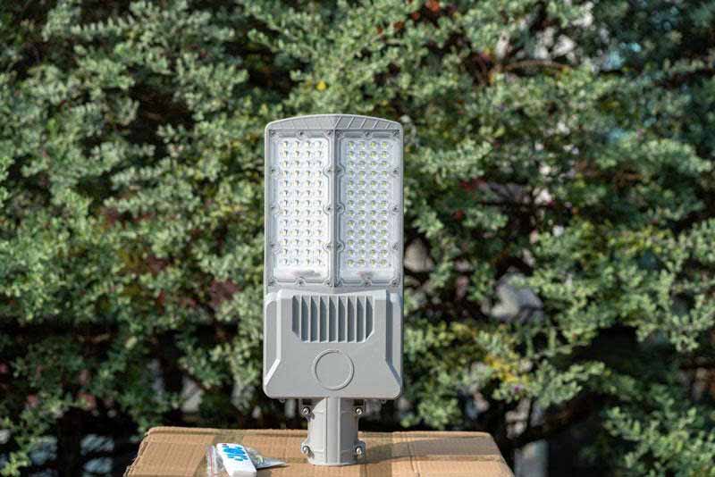 Đèn Led Năng Lượng Mặt Trời 500W den-led-nang-luong-mat-troi-pbc-500w-chieu-sang