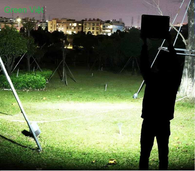 Đèn Pha Năng Lượng Mặt Trời 1 Tấm Pin 2 Bóng den-pha-nang-luong-mat-troi-1-tam-pin-2-bong-v2b-100w