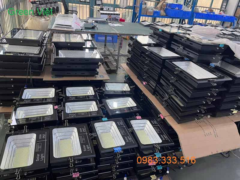 Đèn Pha Năng Lượng Mặt Trời Rời không Có Tấm Pin den-pha-nang-luong-mat-troi-roi-khong-co-tam-pin