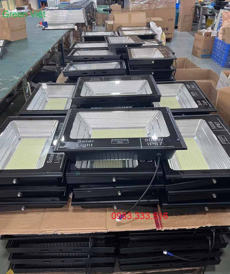 Đèn Pha Năng Lượng Mặt Trời Rời không Có Tấm Pin den-pha-nang-luong-mat-troi-roi-khong-co-tam-pin