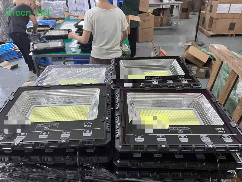 Đèn Pha Năng Lượng Mặt Trời Rời không Có Tấm Pin den-pha-nang-luong-mat-troi-roi-khong-co-tam-pin