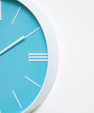 dong-ho-treo-tuong-nghe-thuat-hinh-tron-t211291