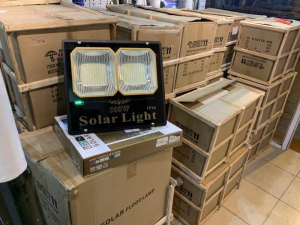 den-nang-luong-mat-troi-lap-nha-xuong-300w-den-solar-light-mn300