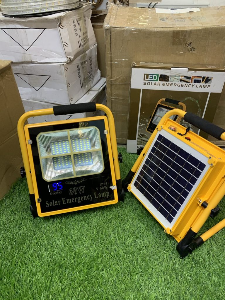 den-nang-luong-mat-troi-xach-tay-60w-den-canh-bao