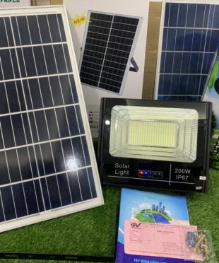 den-nang-luong-solar-light-200w-bao-pin