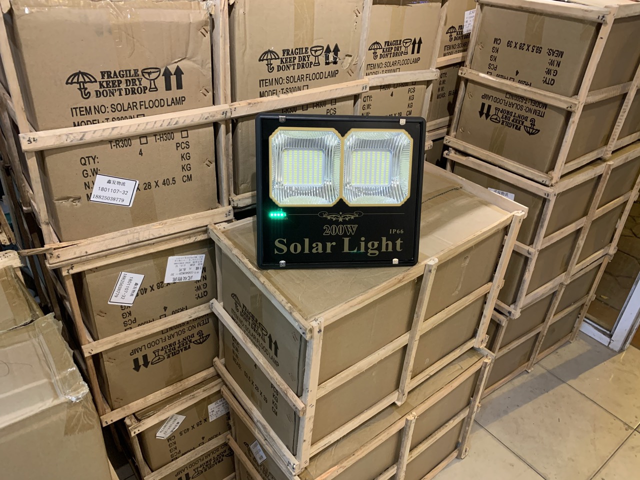 den-pha-nang-luong-mat-troi-cao-cap-100w-den-solar-light-tsr100
