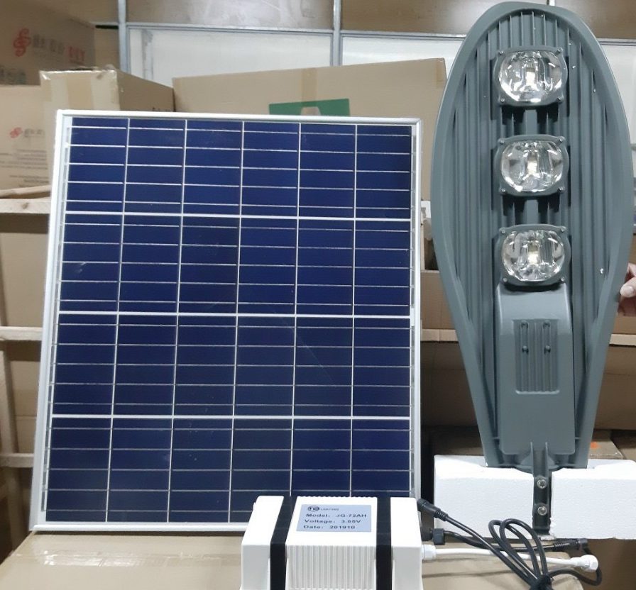 đèn đường năng lượng mặt trời 150w den-duong-nang-luong-cao-cap-150w-thi-cong-du-an-rat-hieu-qua-thoi-gian-sang-lien-3-ngay