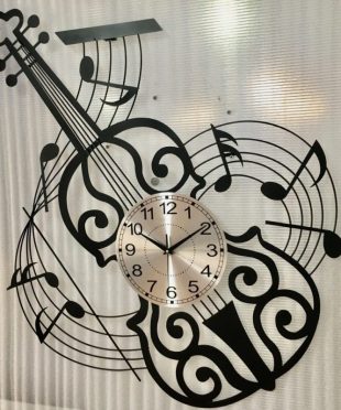 dong-ho-treo-tuong-cay-dan-violon-b1