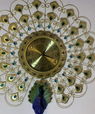 dong-ho-treo-tuong-nghe-thuat-dep-voi-chim-cong-quy-toc-gv012