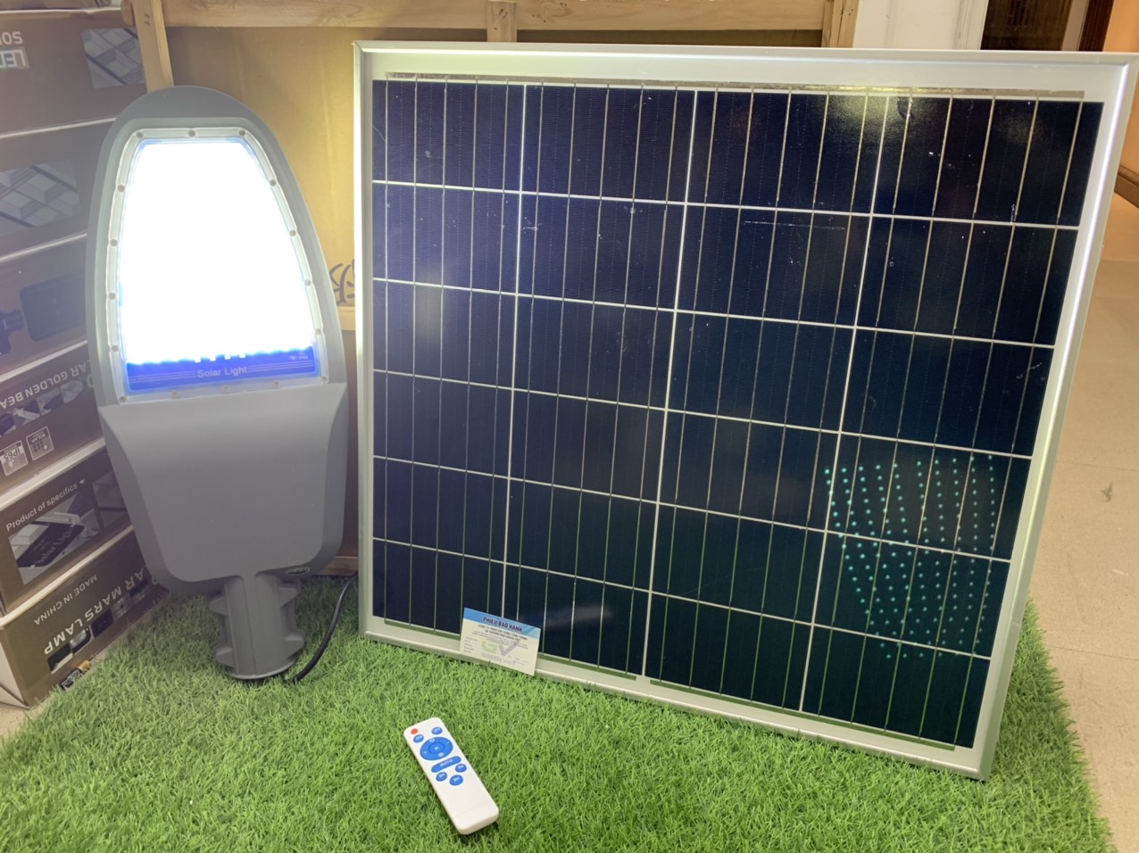 Đèn năng lượng mặt trời den-duong-nang-luong-mat-troi-sieu-sang-200w-lap-duong-giao-thong-200w-j200