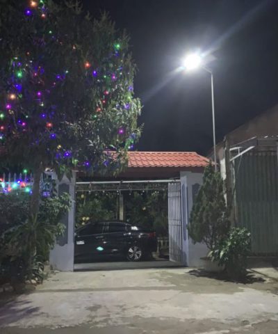 den-duong-nang-luong-mat-troi-cao-cap-400w-den-tich-dien-solar-light-gv