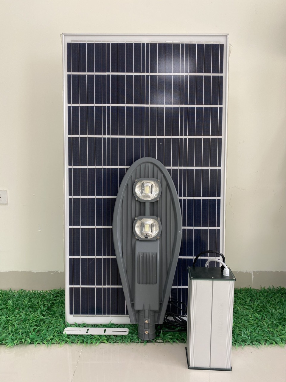Đèn đường năng lượng mặt trời den-duong-nang-luong-mat-troi-la-cao-ap-l100w-den-solar-light-cao-cap-100w