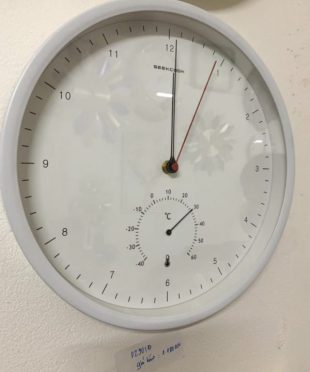 dong-ho-treo-tuong-decor-co-nhiet-ke-theo-doi-ghp01