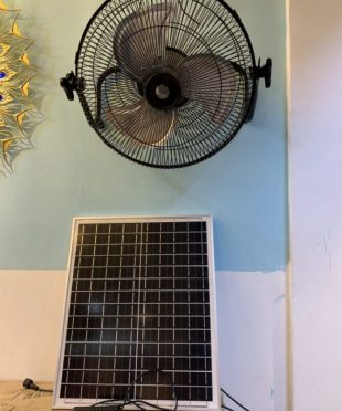 quat-tich-dien-nang-luong-mat-troi-treo-tuong-quat-khong-dung-dien