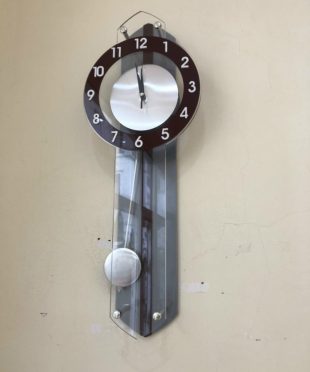 dong-ho-treo-tuong-decor-nghe-thuat-hien-dai-t1523-qua-lac