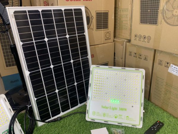 den-nang-luong-mat-troi-chong-loa-300w-den-cao-cap-green-viet