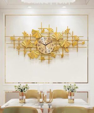 dong-ho-treo-tuong-nghe-thuat-sang-trong-phong-khach-dha50