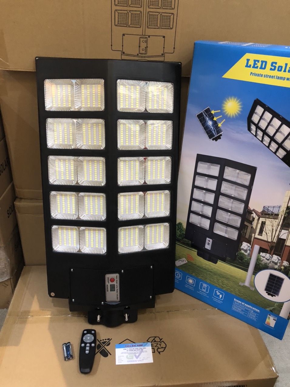 đèn sân vườn năng lượng mặt trời cảm biến den-nang-luong-mat-troi-lap-san-vuon-500w-den-sieu-sang-lt500