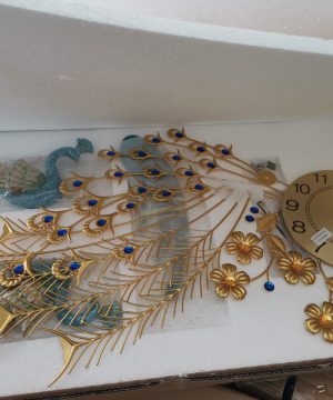 dong-ho-treo-tuong-nghe-thuat-t15018-chim-cong-vang-may-man