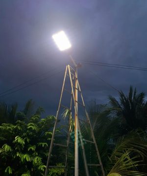 den-200w-nang-luong-mat-troi-anh-sang-vang-pin-lien-vo-nhom-lp200