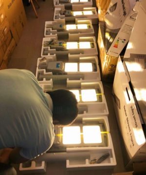 den-200w-nang-luong-mat-troi-anh-sang-vang-pin-lien-vo-nhom-lp200