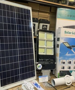 den-duong-led-nang-luong-mat-troi-300w-lap-san-vuon