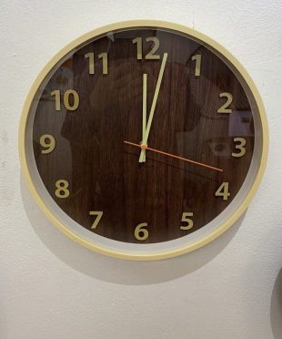 dong-ho-treo-tuong-trang-tri-hinh-tron-gvt05-1