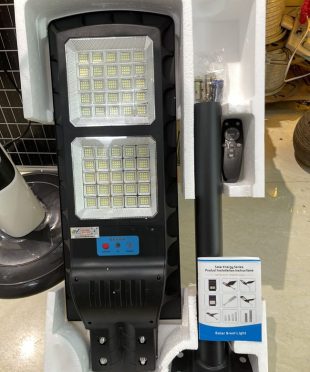 den-nang-luong-mat-troi-200w-cao-cap-lap-san-vuon-zl200