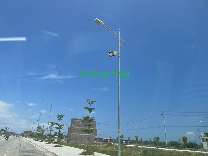den-nang-luong-mat-troi-lap-cong-truong-xay-dung-tai-sam-son-thanh-hoa