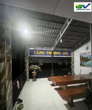 den-pha-nang-luong-mat-troi-sieu-sang-300w-moi-thang-8-n2023