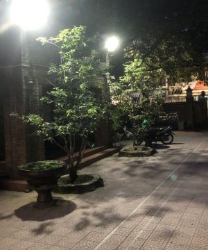 den-pha-nang-luong-mat-troi-sieu-sang-300w-moi-thang-8-n2023