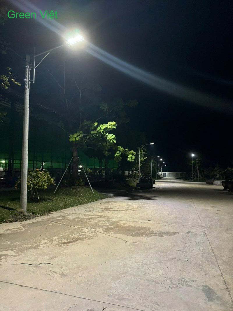 Đèn đường năng lượng mặt trời 80W den-duong-nang-luong-mat-troi-80w-3-0a