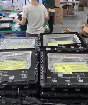 den-pha-nang-luong-mat-troi-roi-khong-co-tam-pin