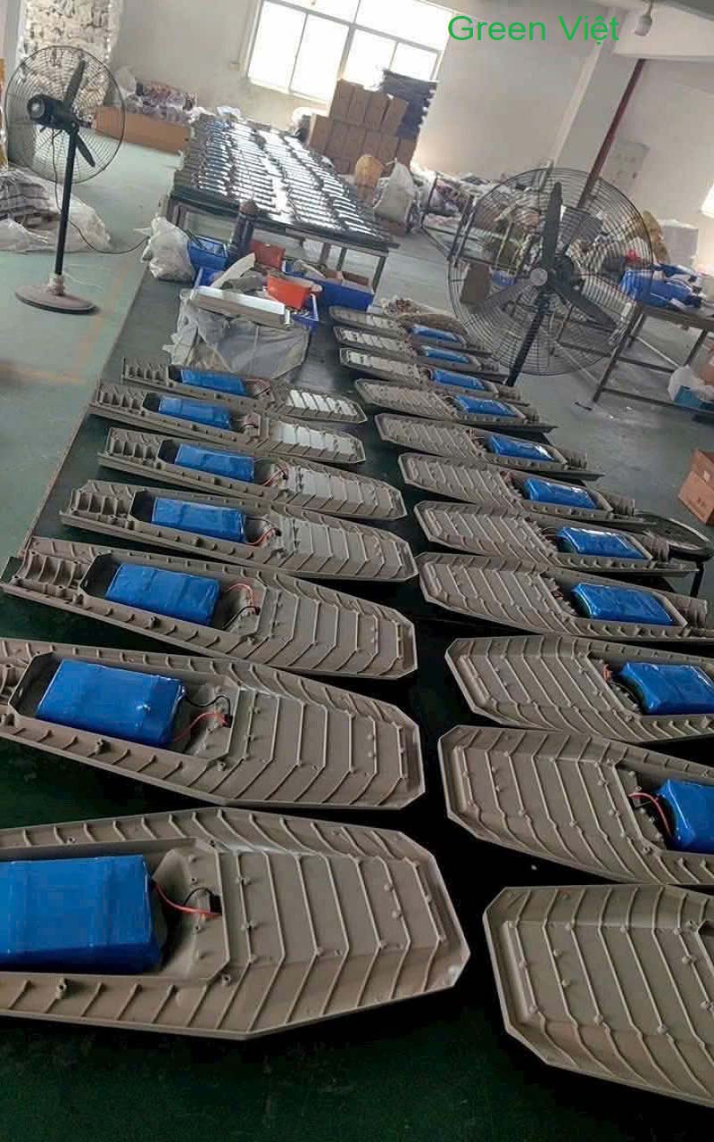 Đèn năng lượng mặt trời Phi Thuyền den-nang-luong-mat-troi-600w-ptv-600-lap-san-vuon