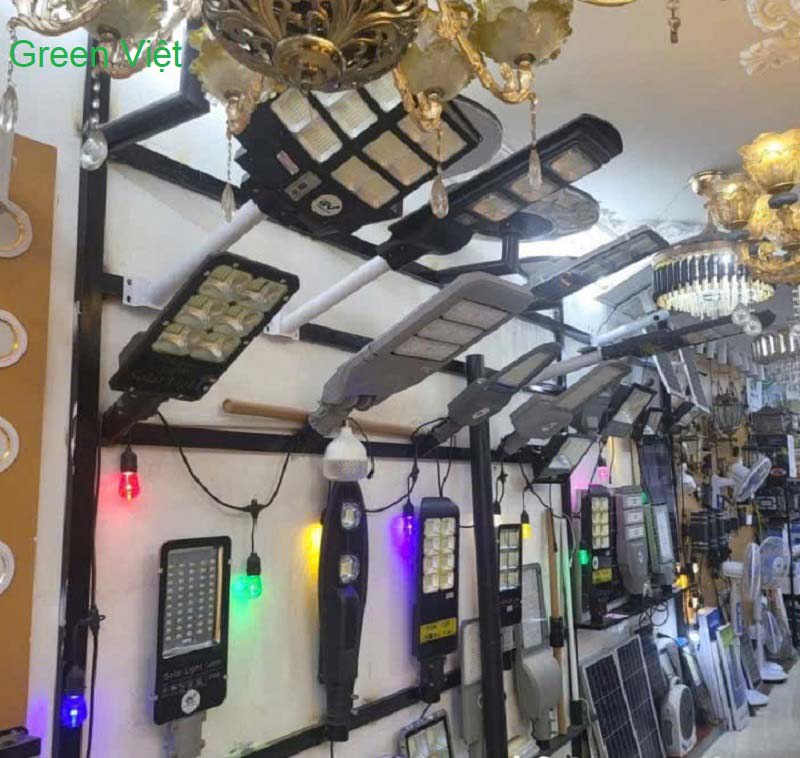 Đèn năng lượng mặt trời Phi Thuyền den-nang-luong-mat-troi-600w-ptv-600-lap-san-vuon