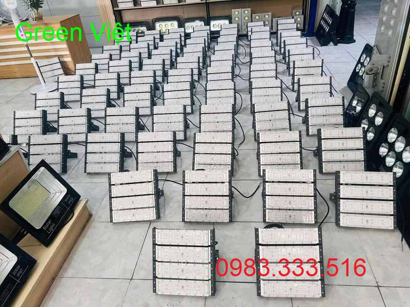 Giá đèn pha năng lượng mặt trời mới