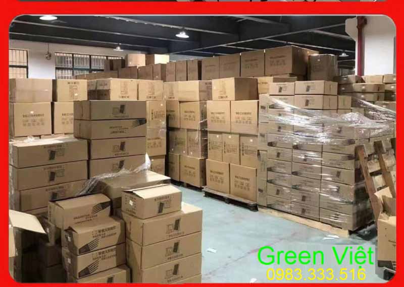 Giá đèn pha năng lượng mặt trời mới