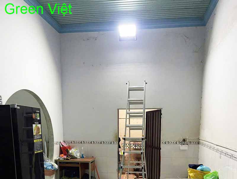 Giá đèn pha năng lượng mặt trời mới