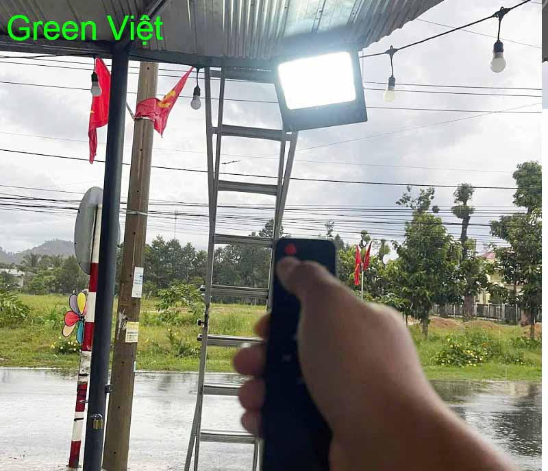 Giá đèn pha năng lượng mặt trời mới